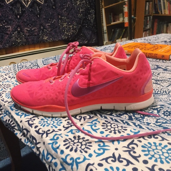 Hot pink Nike - Picture 1 of 3